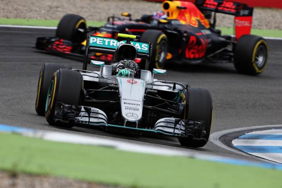 Nico Rosberg inseguito da Max Verstappen. Getty